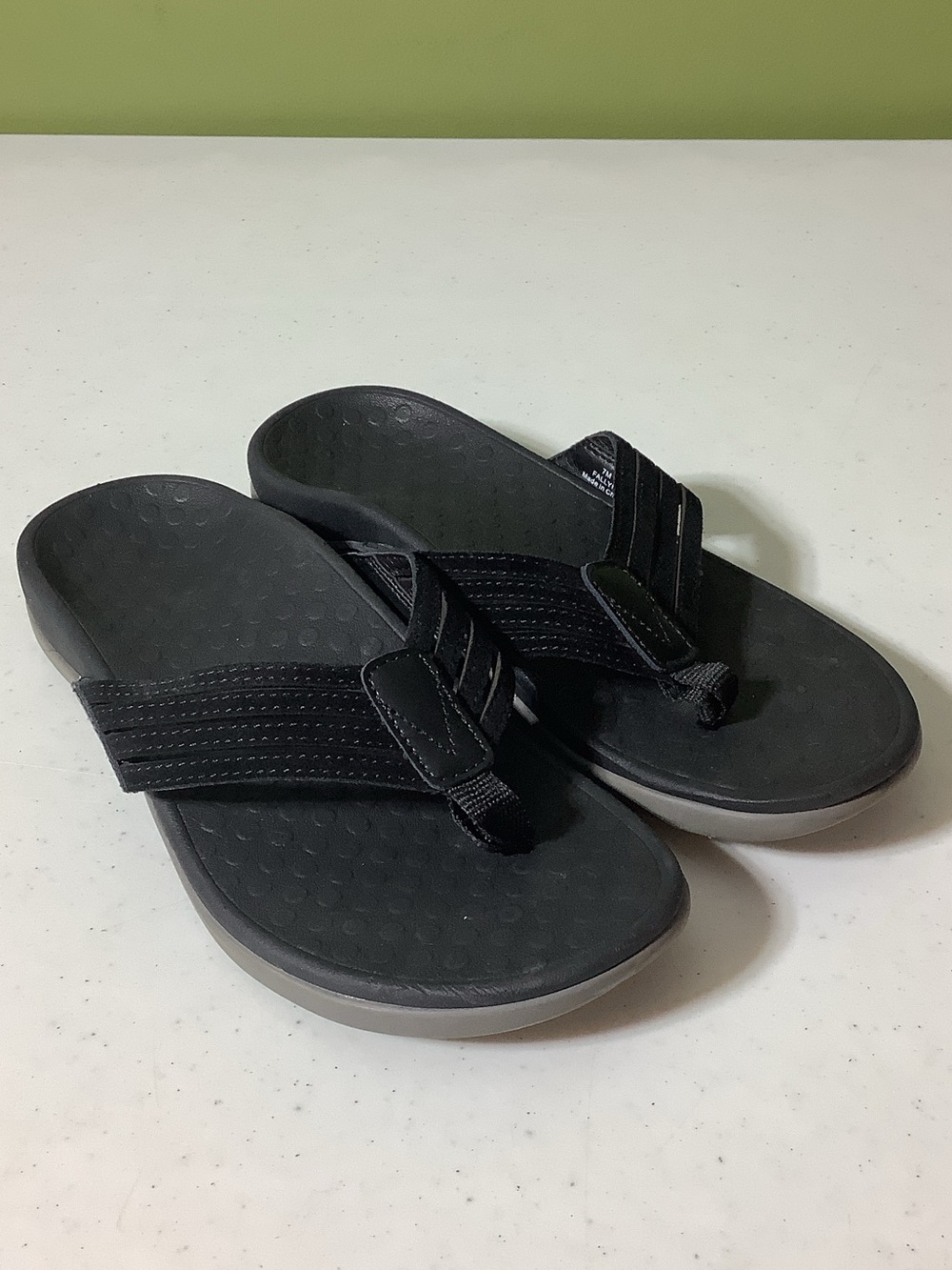 Vionic Fallyn black flip flops, size 7